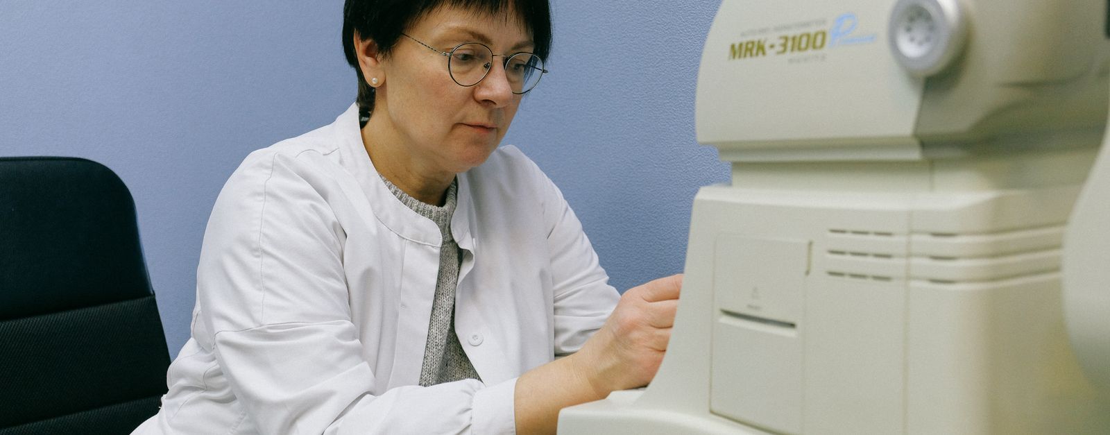 A Western Slope Colorado woman in her late 60s having a routine eye exam, one of the vision services Original Medicare does not cover in 2026